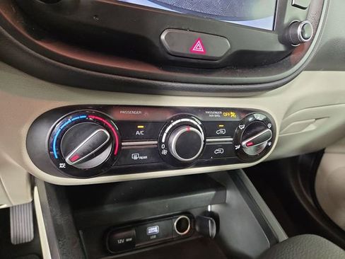 Certified 2025 Kia Soul LX w/ LX Technology Package FWD image 22