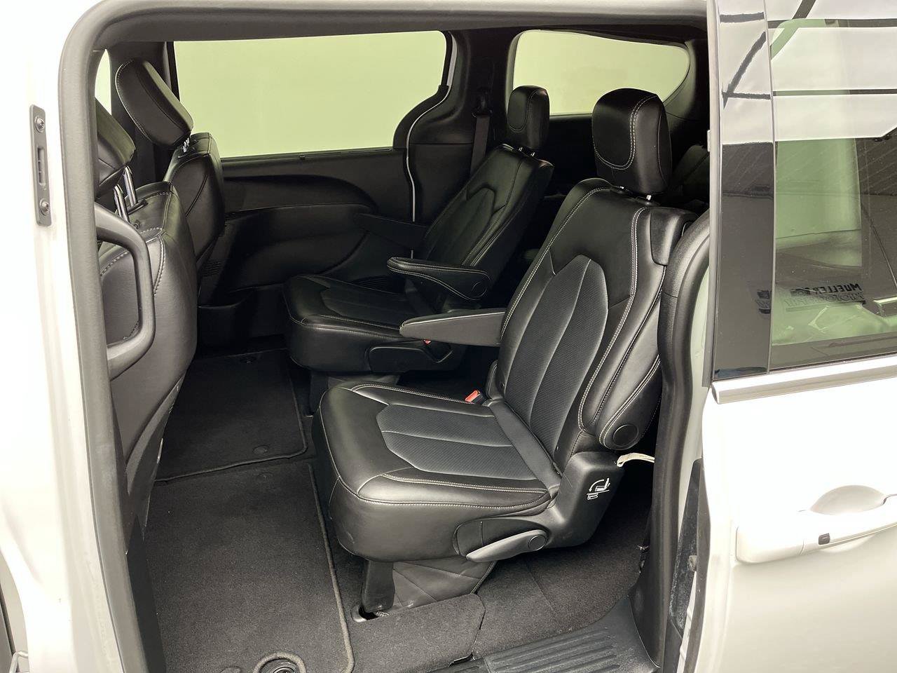 Used 2025 Chrysler Pacifica Select FWD image 10