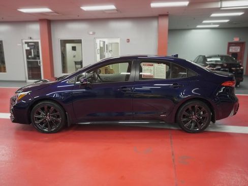 Used 2023 Toyota Corolla SE w/ SE Package image 3