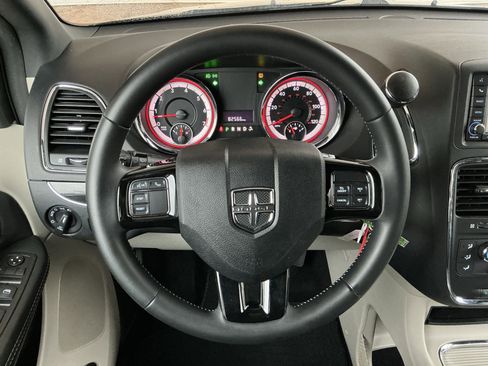 Used 2016 Dodge Grand Caravan SXT image 5