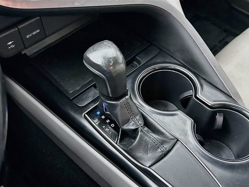 Used 2019 Toyota Camry SE FWD image 19