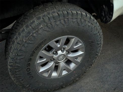 Used 2018 Toyota Tacoma SR image 8