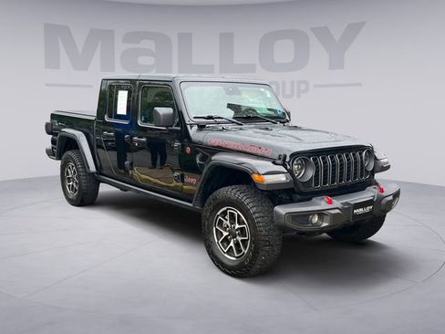Used 2025 Jeep Gladiator Rubicon w/ Convenience Group AWD/4WD image 7