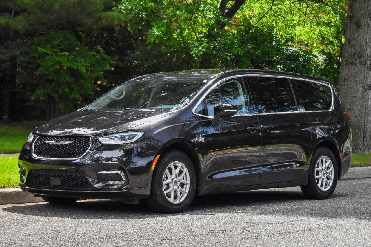 Used 2024 Chrysler Pacifica Touring-L FWD image 2