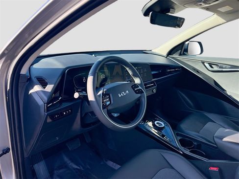 Used 2025 Kia Niro EX w/ EX Cold Weather Package image 9