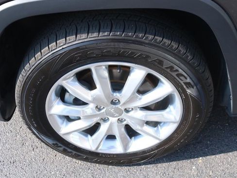 Used 2017 Jeep Cherokee Limited image 13