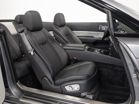 Used 2019 Rolls-Royce Dawn RWD image 58