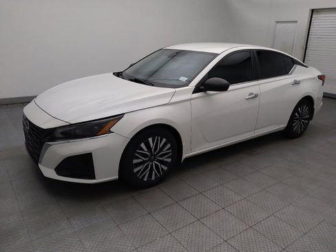 Used 2024 Nissan Altima 2.5 SV FWD image 2