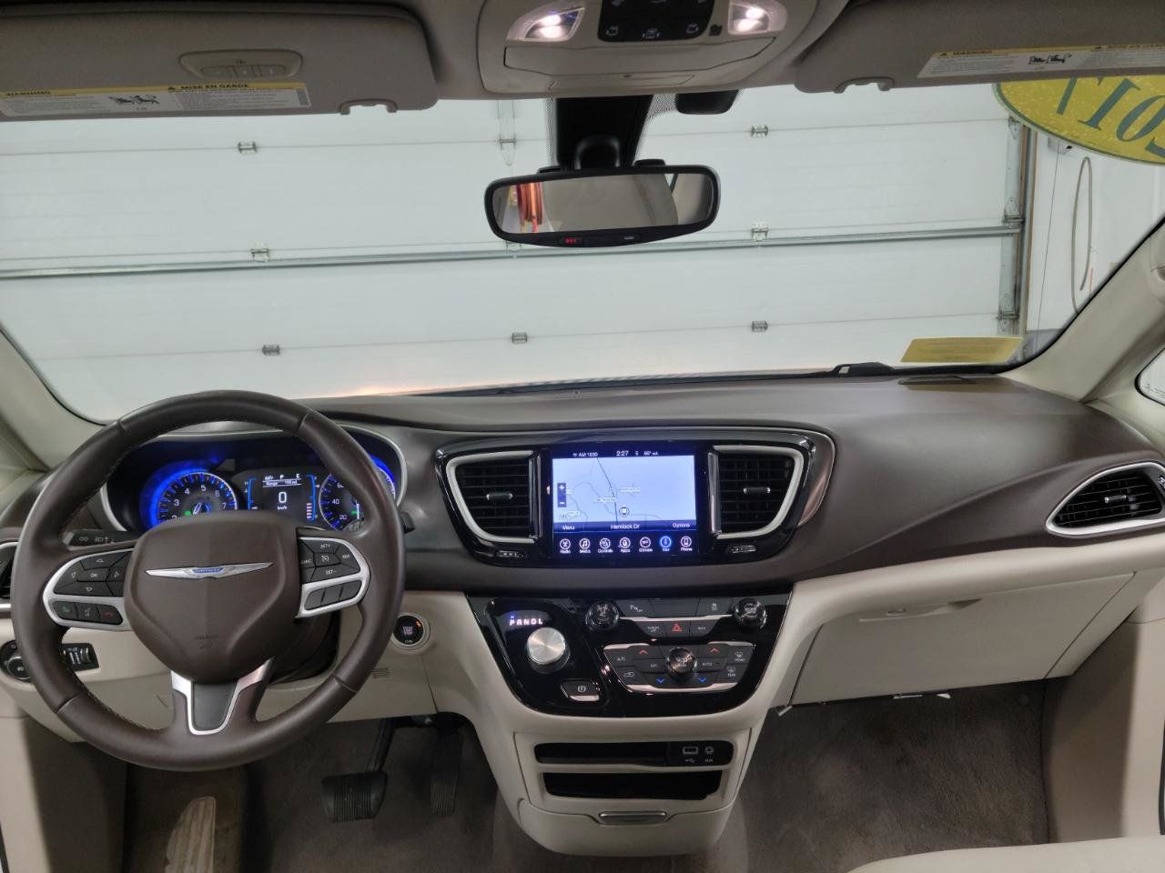 Used 2017 Chrysler Pacifica Touring-L FWD image 15
