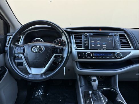 Used 2016 Toyota Highlander Plus AWD/4WD image 18