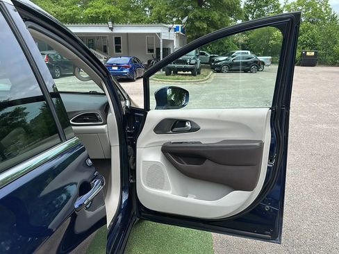 Used 2017 Chrysler Pacifica Touring-L FWD image 24