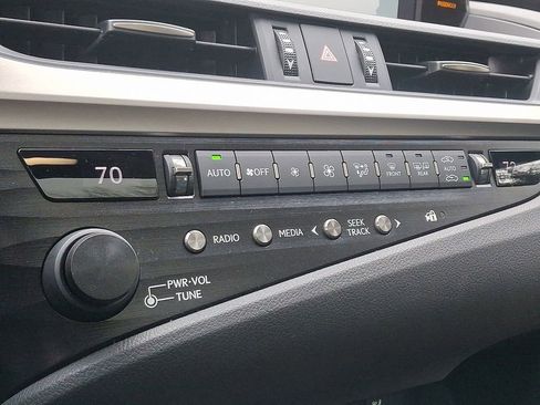 Used 2019 Lexus ES 300h w/ Luxury Package image 17