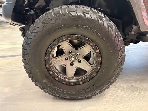 Used 2016 Jeep Wrangler Unlimited Rubicon w/ Connectivity Group AWD/4WD image 23