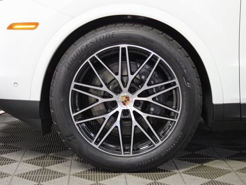 Used 2025 Porsche Cayenne image 40