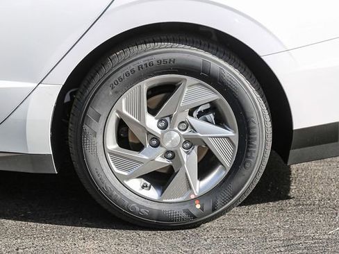 Certified 2025 Hyundai Sonata SE image 9