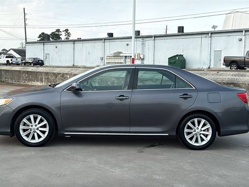 Used 2014 Toyota Camry L image 8