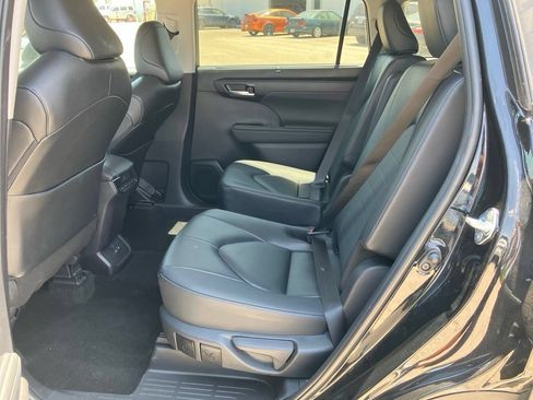 Used 2025 Toyota Highlander XLE FWD image 8