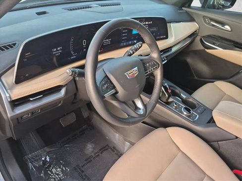 Used 2024 Cadillac XT4 Luxury w/ Cold Weather Package FWD image 10