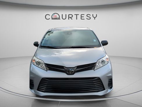 Used 2020 Toyota Sienna L FWD image 10