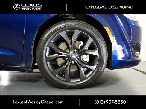 Used 2020 Chrysler Pacifica Touring w/ S Appearance Package image 5