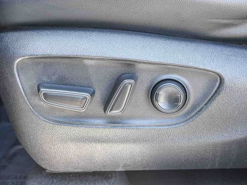 Used 2022 Toyota Highlander XLE FWD image 21