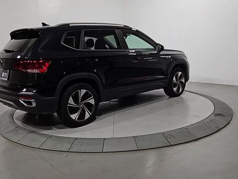 Certified 2024 Volkswagen Taos SE w/ Panoramic Sunroof Package image 7