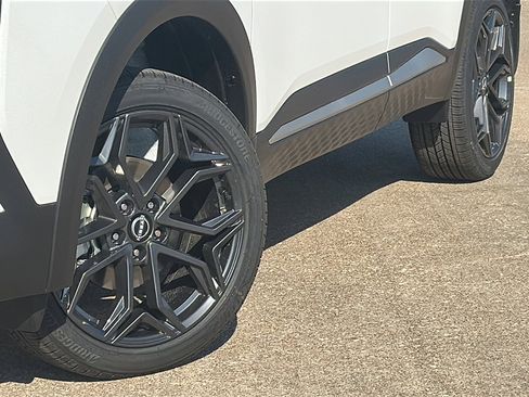 New 2026 Nissan Kicks SR image 3