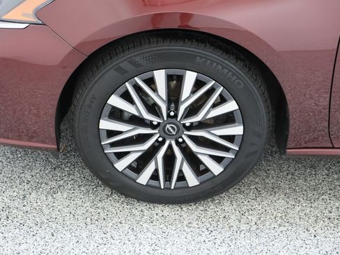 Used 2025 Nissan Altima 2.5 SV FWD image 11