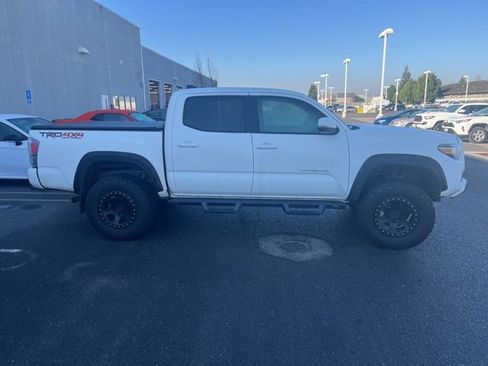 Used 2022 Toyota Tacoma TRD Off-Road image 5