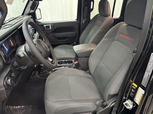 Used 2025 Jeep Wrangler Unlimited Rubicon w/ Technology Group image 4