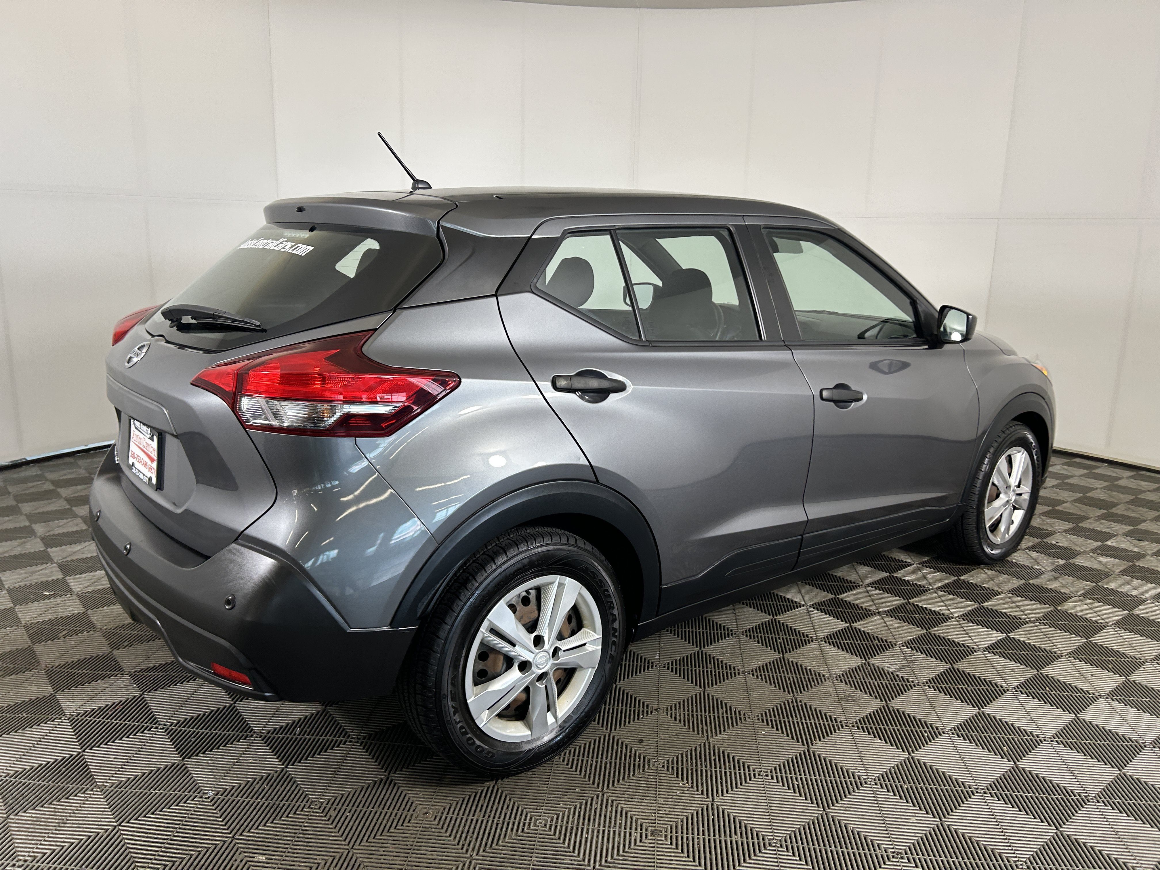 Used 2020 Nissan Kicks S FWD image 4