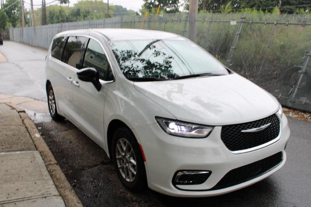 Used 2025 Chrysler Pacifica Select FWD image 4