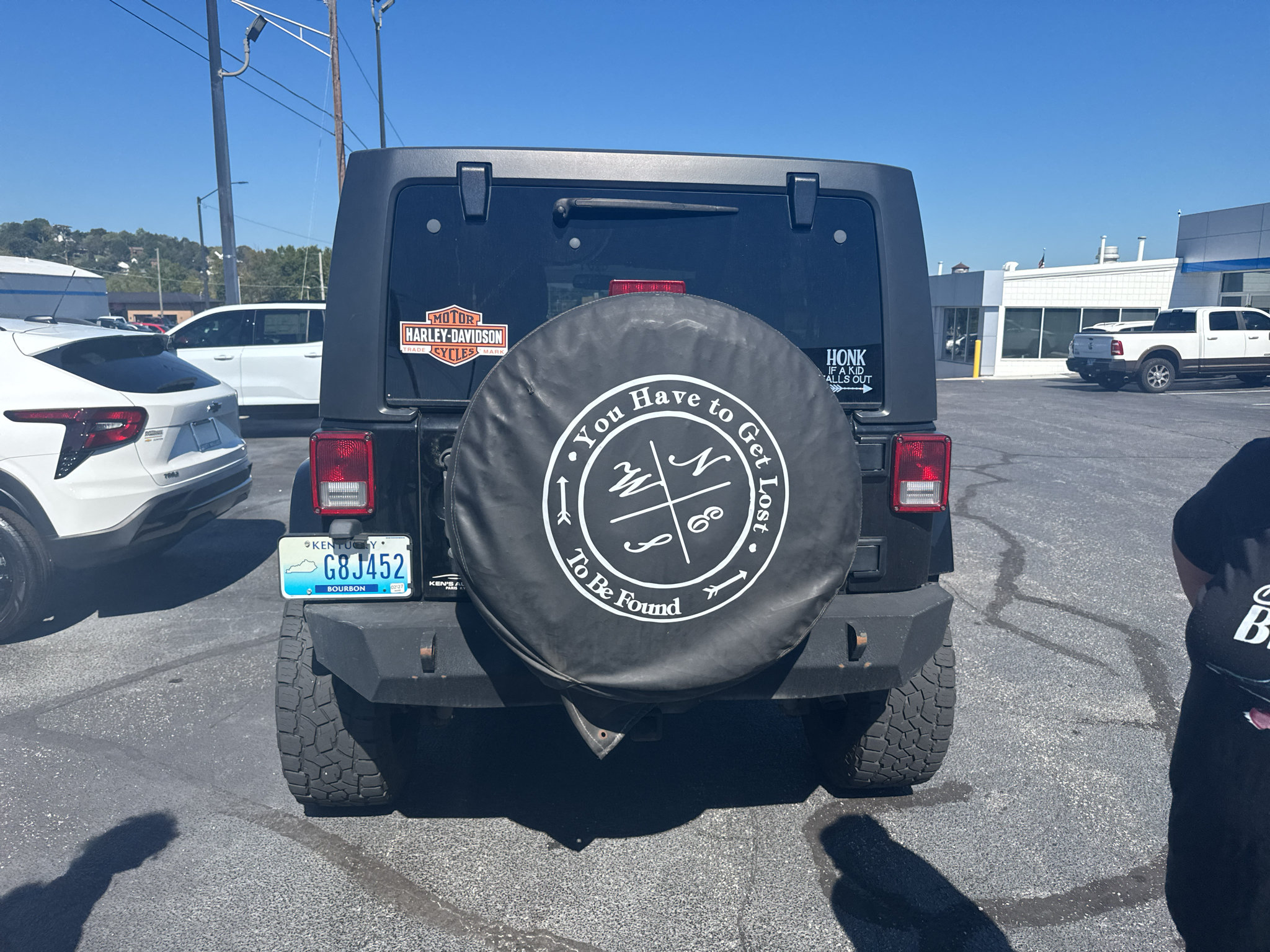 Used 2017 Jeep Wrangler Unlimited Sahara w/ Connectivity Group AWD/4WD image 5