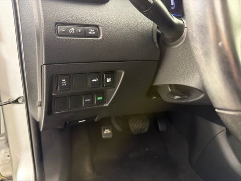 Used 2018 Nissan Rogue SV FWD image 14