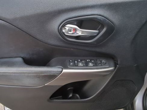 Used 2019 Jeep Cherokee Latitude w/ Popular Appearance Group AWD/4WD image 12