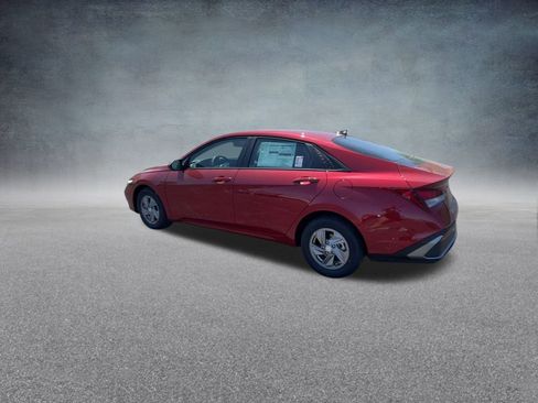 Certified 2025 Hyundai Elantra SE image 17