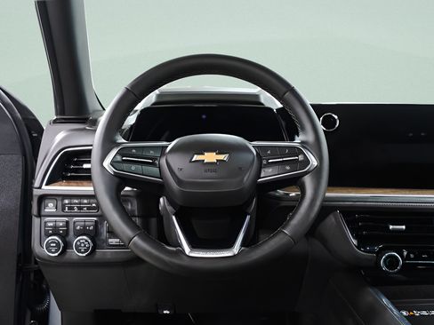 Used 2025 Chevrolet Tahoe High Country AWD/4WD image 9