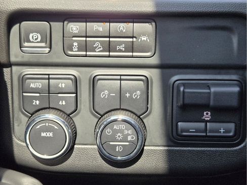 Used 2025 Chevrolet Tahoe Z71 w/ Comfort Package AWD/4WD image 20