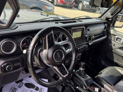 Used 2018 Jeep Wrangler Unlimited Sahara AWD/4WD image 15
