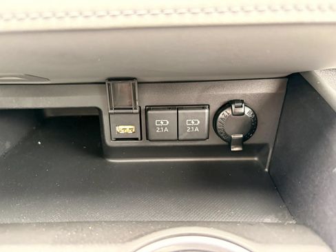 Used 2021 Toyota Highlander XLE AWD/4WD image 30