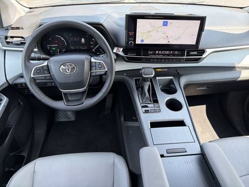 Used 2025 Toyota Sienna XLE FWD image 14