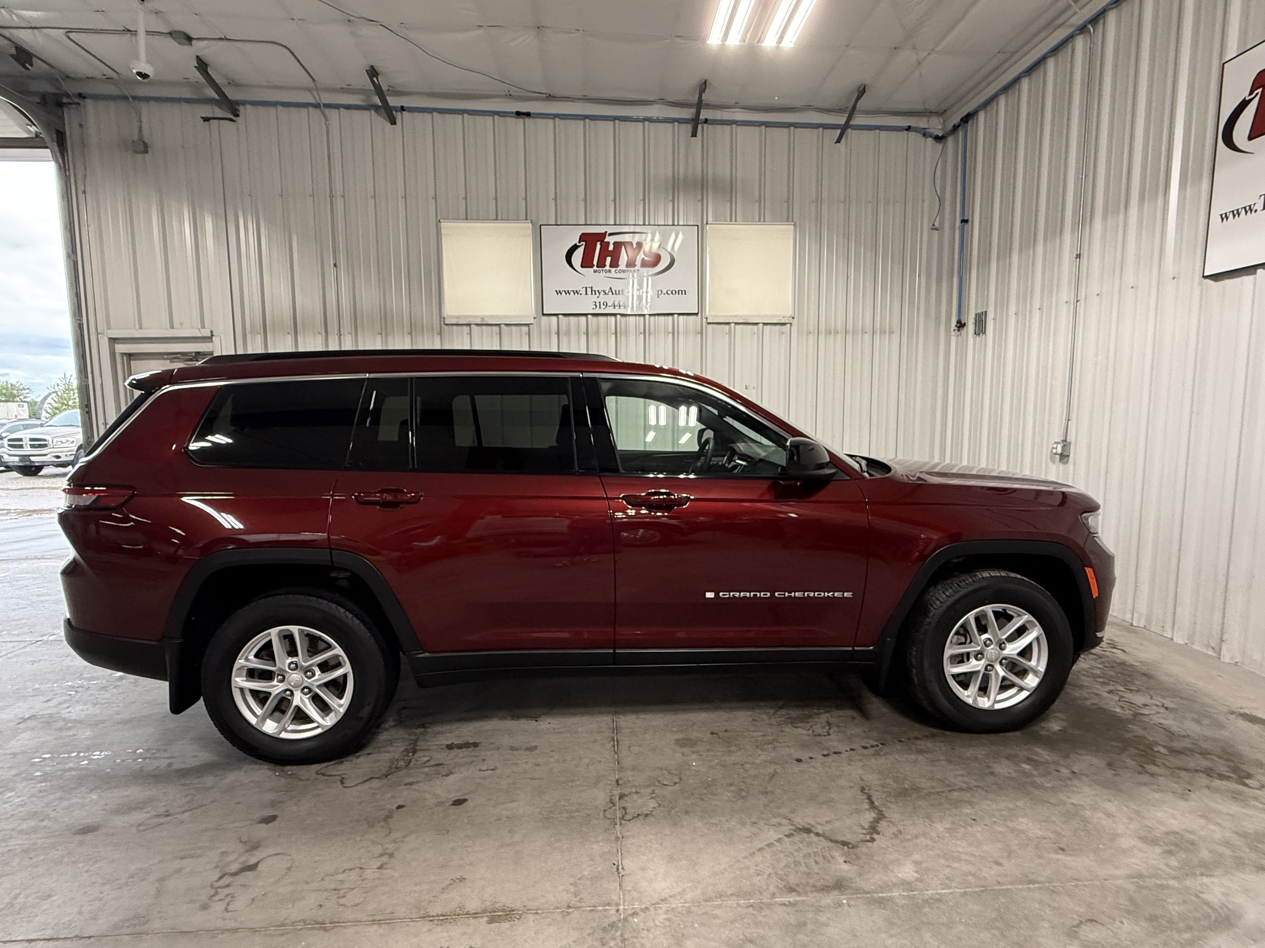 Used 2024 Jeep Grand Cherokee L Laredo w/ Luxury Tech Group I AWD/4WD image 2