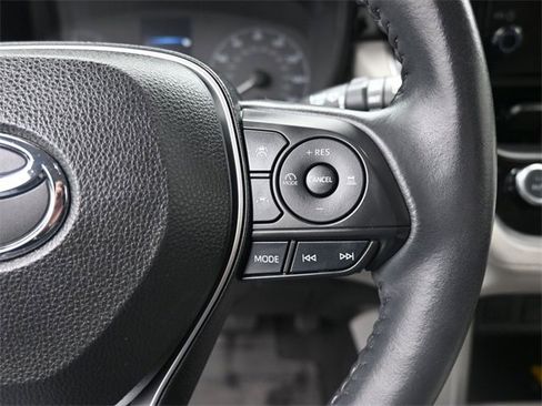 Used 2023 Toyota Corolla Cross LE image 2