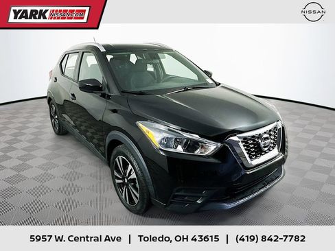 Used 2019 Nissan Kicks SV FWD image 1