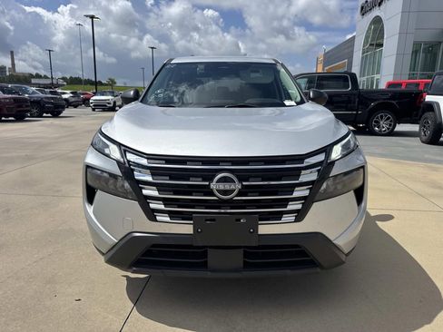 Used 2024 Nissan Rogue S AWD/4WD image 2