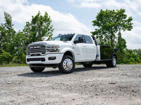 New 2026 RAM 4500 4x4 Crew Cab DRW w/ Laramie Trim Package image 3