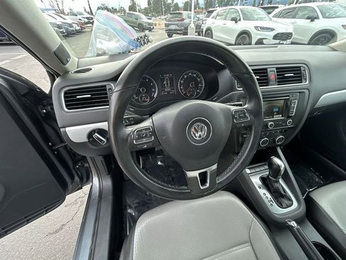 Used 2013 Volkswagen Jetta SEL Premium image 14