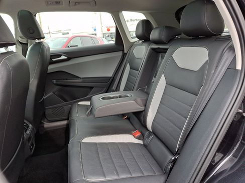 Used 2023 Volkswagen Taos SEL image 9