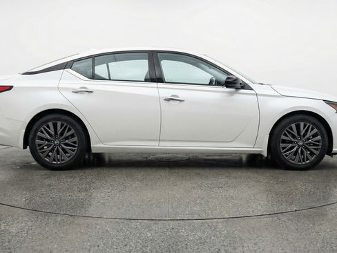 Used 2025 Nissan Altima 2.5 SV FWD image 11