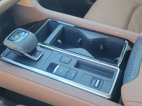 New 2025 Nissan Pathfinder Platinum image 10